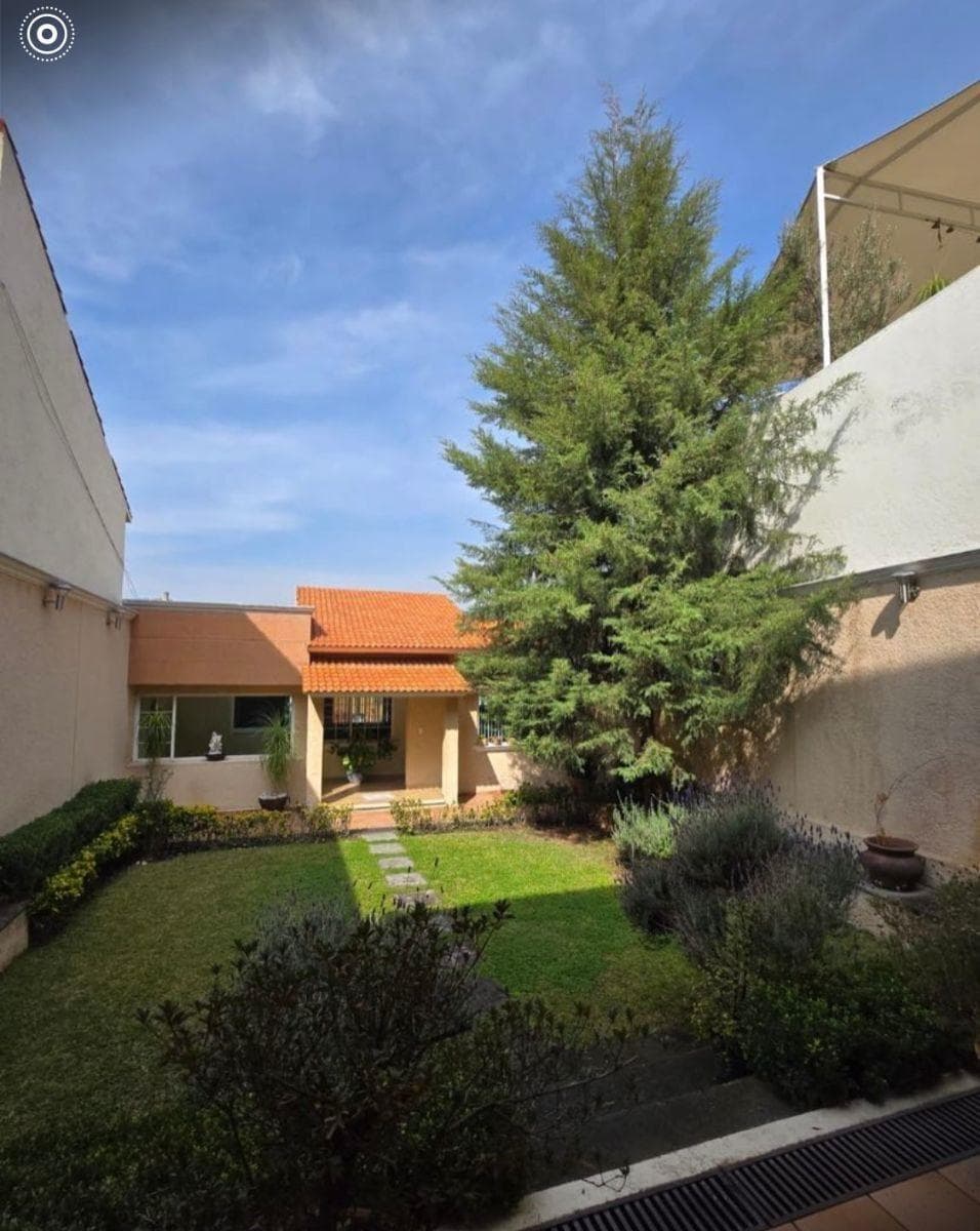 Casa de autor con bungaló en Jardines de Bellavista